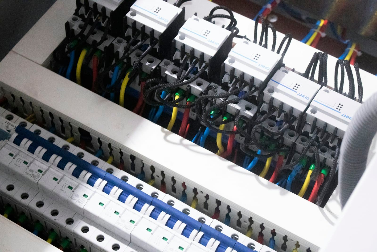 Tablero electrico industrial con interruptores, contactores y cableado