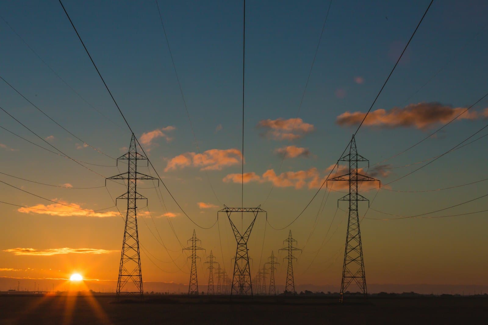 Torres de transmision electrica al atardecer
