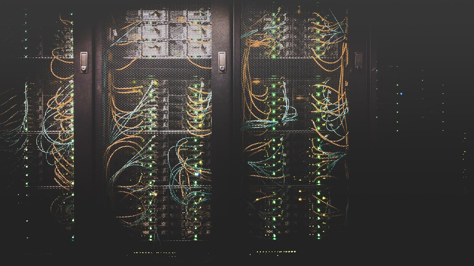 Racks de servidores y cableado de red industrial iluminados